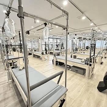 La pilates 大宮店のピラティスのトレーニングを受けるトレーニングルーム