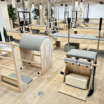 La pilates 大宮店のピラティスのトレーニングを受けるトレーニング器具