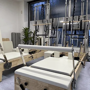 Pilates Mee 大宮店のピラティスのトレーニングを受けるトレーニング器具