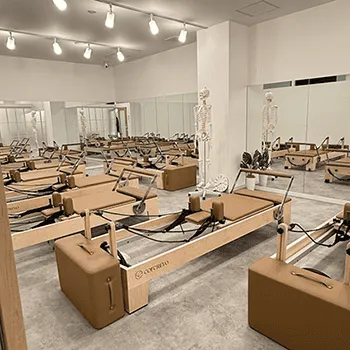 Pilates KASANE 埼玉5店舗のピラティスのトレーニングを受けるトレーニングルーム