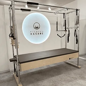 Pilates KASANE 埼玉5店舗のピラティスのトレーニングを受けるトレーニング器具