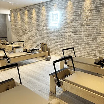 pilates K 埼玉2店舗のピラティスのトレーニングを受けるトレーニングルーム