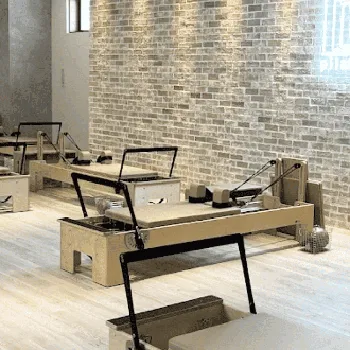 pilates K 埼玉2店舗のピラティスのトレーニングを受けるトレーニング器具