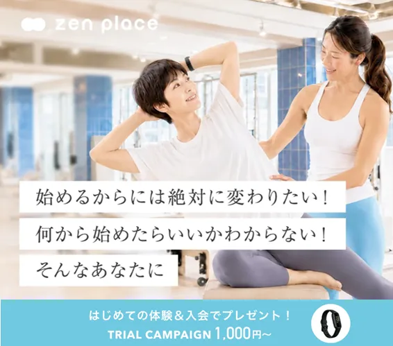 zen place pilatesでインストラクターの指導を受ける女性