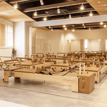 Pilates KASANE 静岡3店舗のピラティスのトレーニングを受けるトレーニング器具