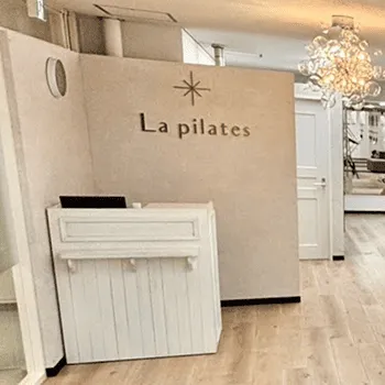 La pilates 静岡2店舗のピラティスのトレーニングを受ける前の受付