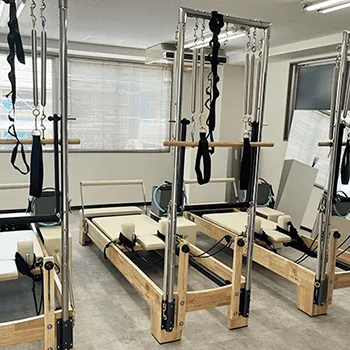 Pilates Mee 静岡店のピラティスのトレーニングを受けるトレーニング器具