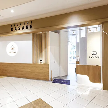 Pilates KASANE イオンタウンおゆみ野店のピラティスのトレーニングを受ける店舗の入口