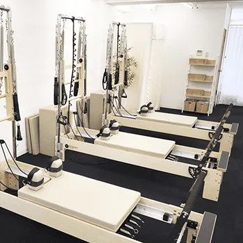 Pilates Mee 千葉3店舗のピラティスのトレーニングを受けるトレーニング器具