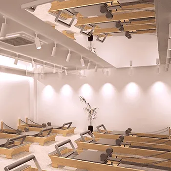 Pilates Mirror 千葉2店舗のピラティスのトレーニングを受けるトレーニングルームの天井の鏡