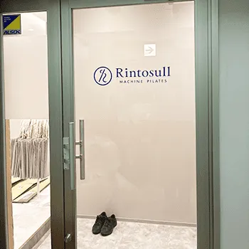 Rintosull 千葉3店舗のピラティスのトレーニングを受ける店舗の入口