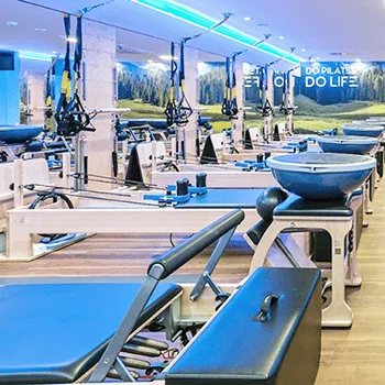 CLUB PILATES 所沢のピラティスのトレーニングを受けるトレーニング器具