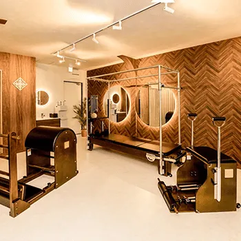 COCOLANCE 所沢店のピラティスのトレーニングを受けるトレーニングルーム