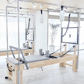 La pilates 所沢店のピラティスのトレーニングを受けるトレーニングルーム