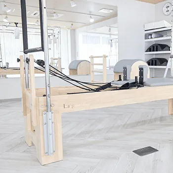 La pilates 所沢店のピラティスのトレーニングを受けるトレーニング器具
