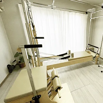 WELL PILATES 所沢店のピラティスのトレーニングを受けるトレーニングルーム