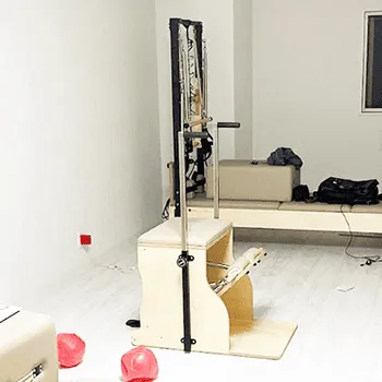 WELL PILATES 所沢店のピラティスのトレーニングを受けるトレーニング器具