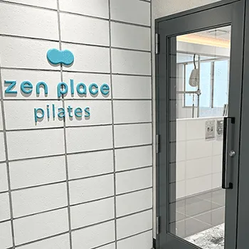 zen place pilates 所沢のピラティスのトレーニングを受ける店舗の入口