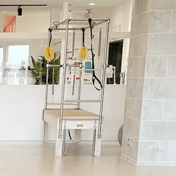 zen place pilates 所沢のピラティスのトレーニングを受けるトレーニング器具